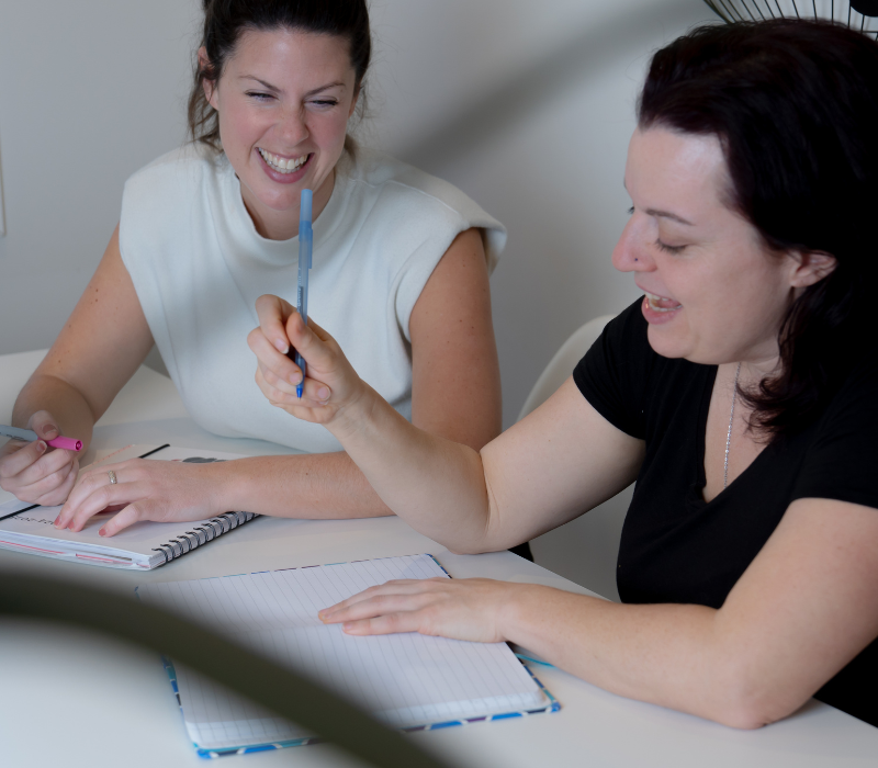 Gabrielle, orthopédagogue et fondatrice du Centre multidisciplinaire Gabrielle, aux côtés de Josyanne, agente de développement du langage et éducatrice spécialisée. Image pour symboliser le service du centre : accompagnement professionnel